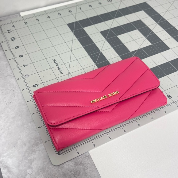 Michael Kors Quilted Trifold Wallet Electric Pink
NWT - Picture 5 of 5